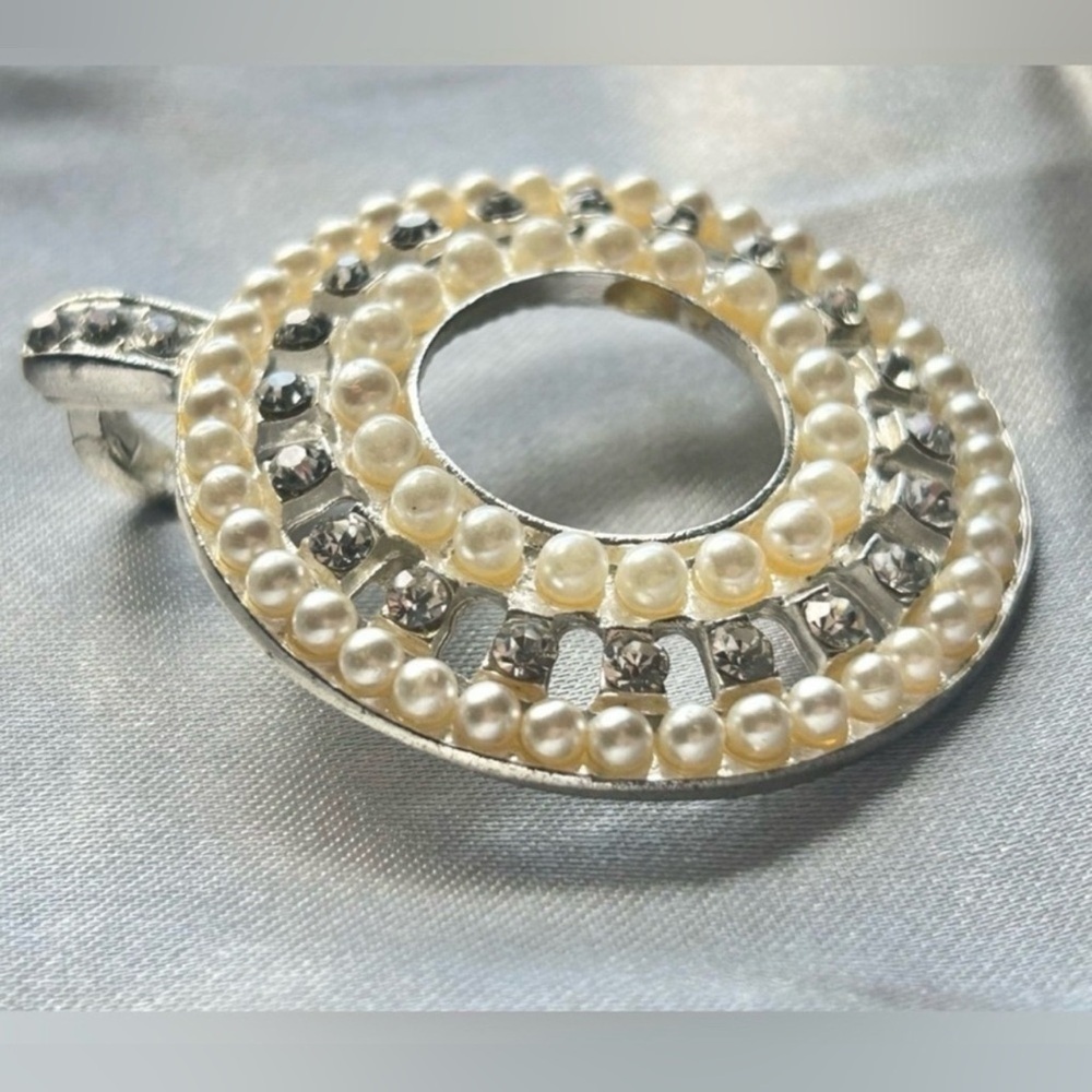 Vintage Silver Tone Faux Pearl & Rhinestone Halo Pendant Estate Finds - Picture 3 of 7